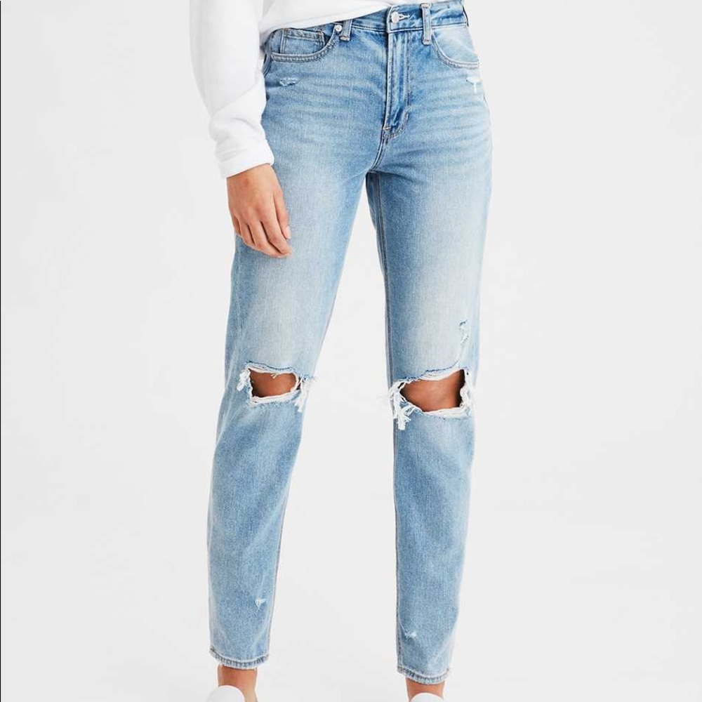 American Eagle light wash mom jean NWT